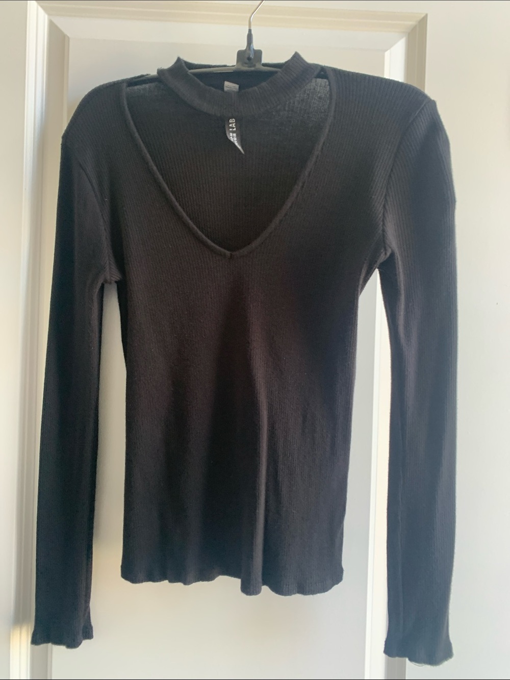 Design Lab Lord & Taylor Black Ribbed V‑Neck Cut-out Long Sleeve Top